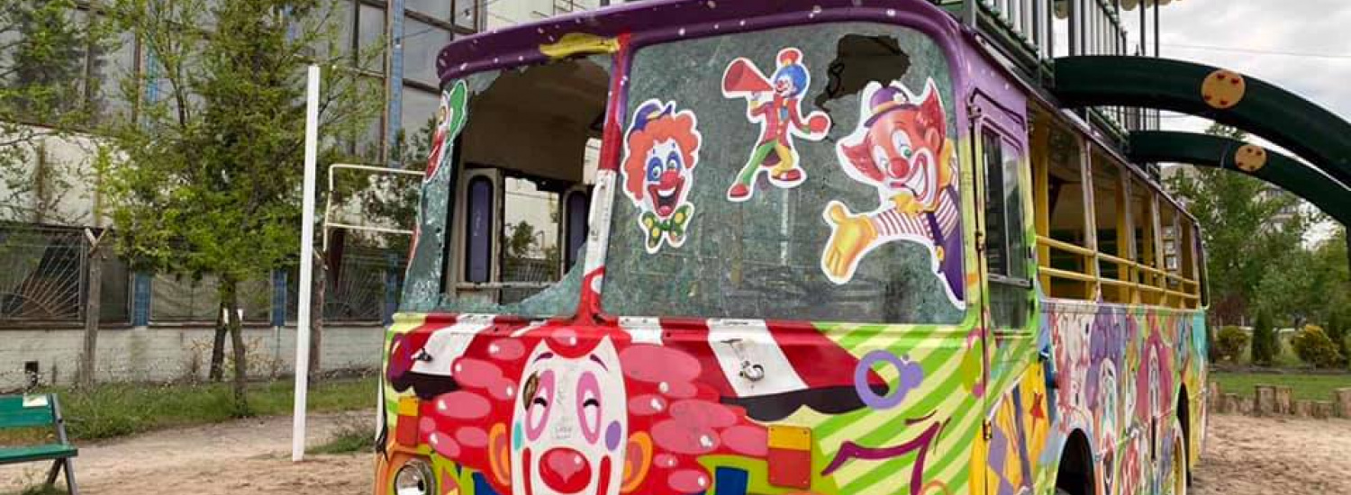 ﻿У Сєвєродонецьку вандали розгромили арт-автобус в одному з міських парків (ФОТО)