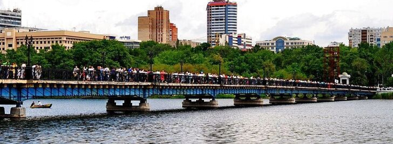 ﻿В окупованому Донецьку пішохідний міст у парку Щербакова перебуває на межі обвалу