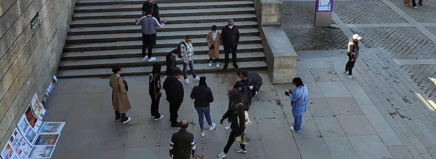 Paris façon «années 90» : les coulisses des arnaques de rue au pied des monuments