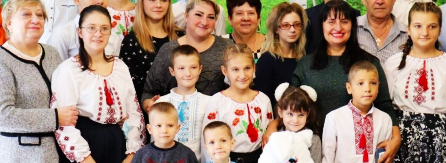 Президент відзначив державною нагородою матір-виховательку дитячого будинку сімейного типу з Лисичанська