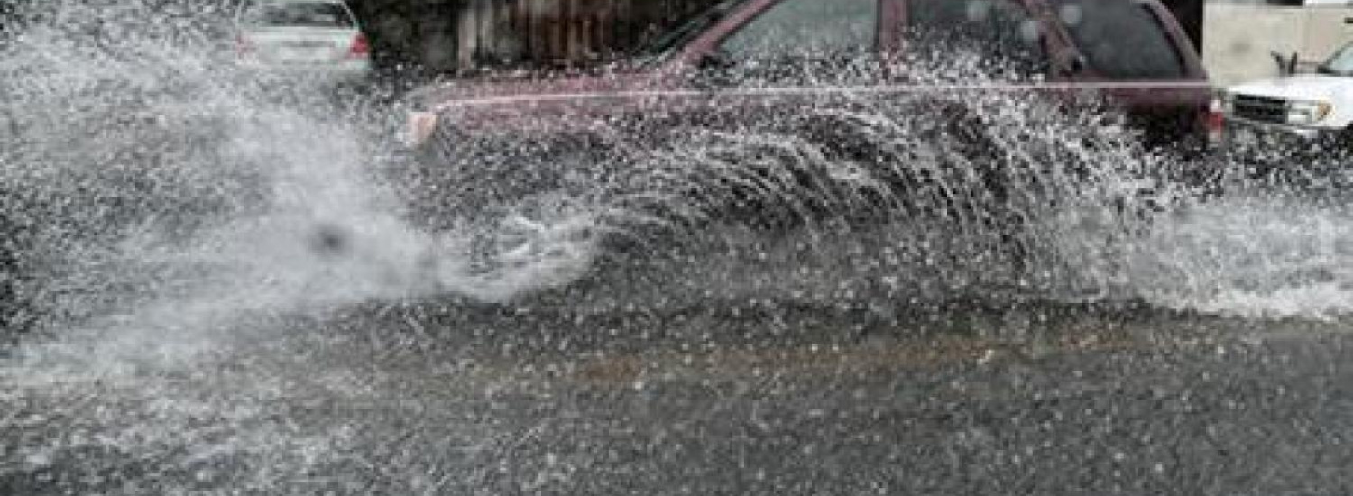 ﻿Потужна злива затопила Тернопіль: автівки пливуть дорогою