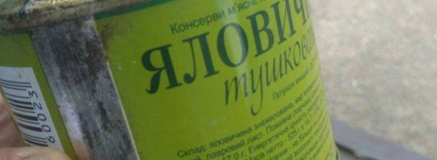 ﻿У середмісті Харкова продають продукти з військових складів: консервовані сардини та тушонку