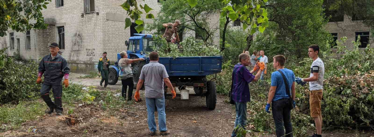 Державні підприємства та жителі Рубіжного, що на Луганщині, вийшли на прибирання міста