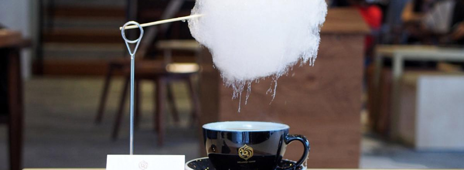 В одному з кафе Шанхая вигадали неймовірну подачу кави з цукровою ватою