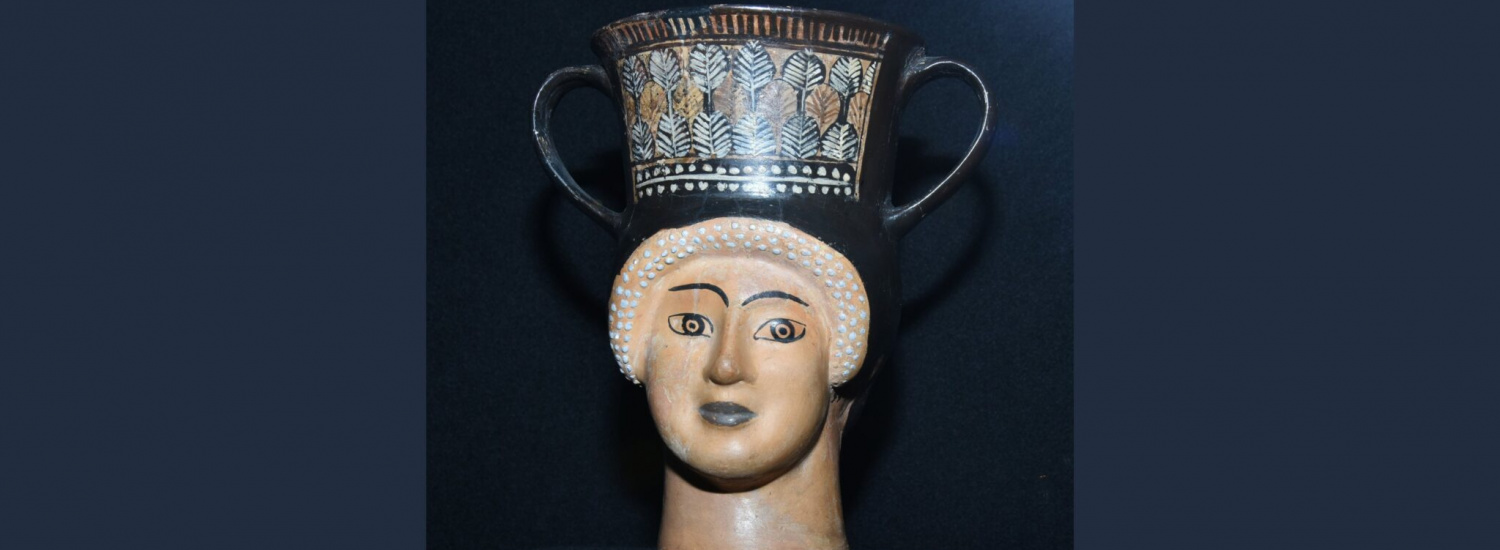 У Національному музеї історії України представлено незвичайну посудину – канфар у формі жіночої голови