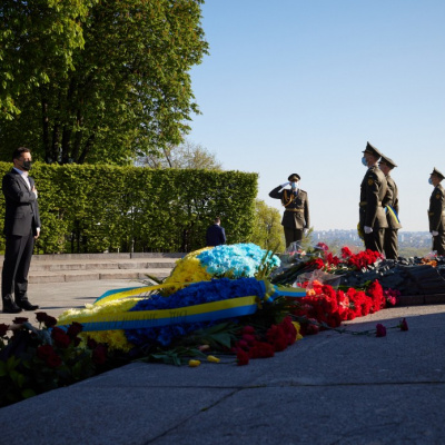 ﻿Володимир Зеленський поклав квіти до Вічного вогню, вшановуючи пам’ять загиблих у Другій світовій війні