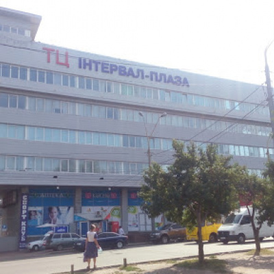 ﻿Літня жінка травмувалася на порозі Торгівельного центру "Інтервал-Плаза" у Києві