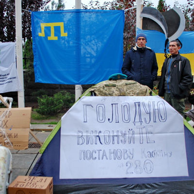 Безхатченки АТОвці голодують біля офісу Президента