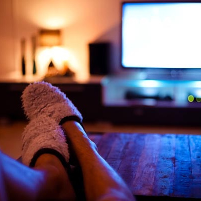 Чому не можна спати під увімкнений телевізор: думка дослідників
