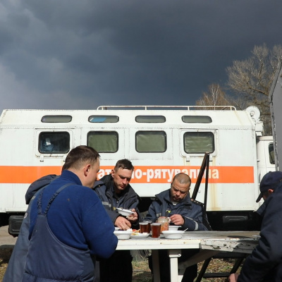 Чим живуть вогнеборці, залучені до гасіння пожеж у Чорнобильській зоні