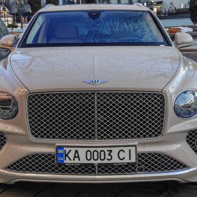 ﻿В Україні з'явився новий позашляховик Bentley Bentayga незвичайного кольору (ФОТО)