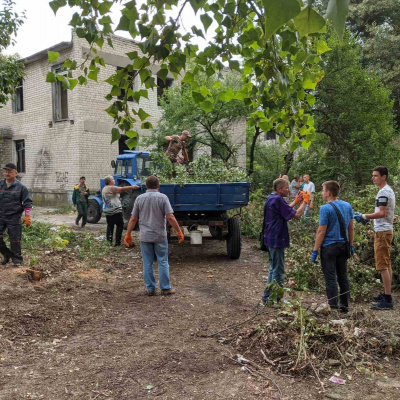 Державні підприємства та жителі Рубіжного, що на Луганщині, вийшли на прибирання міста