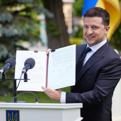 Володимир Зеленський підписав указ, який передбачає значне підвищення зарплати медиків