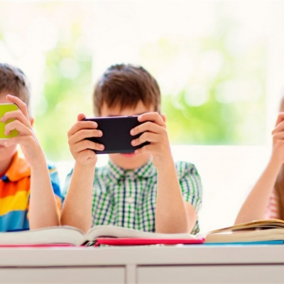 ﻿В Україні можуть заборонити користуватися смартфонами в школах