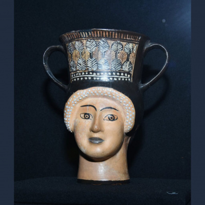У Національному музеї історії України представлено незвичайну посудину – канфар у формі жіночої голови
