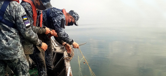 Морські прикордонники виявили браконьєрську пастку з червонокнижними мешканцями