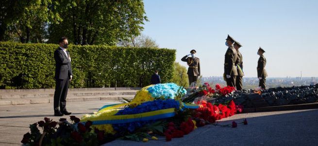 ﻿Володимир Зеленський поклав квіти до Вічного вогню, вшановуючи пам’ять загиблих у Другій світовій війні