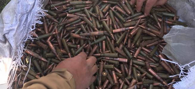 В 20 кілометрах від лінії розмежування прикордонники виявили схованку з великою партією набоїв