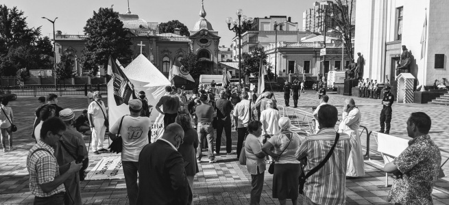 У центрі Києва поліція поцупила труну з-під носа мітингувальників ﻿