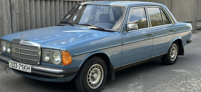 У Києві, в одному з гаражів, знайшли чудово збережений Mercedes-Benz W123 1982 року: фото