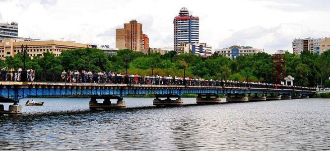 ﻿В окупованому Донецьку пішохідний міст у парку Щербакова перебуває на межі обвалу