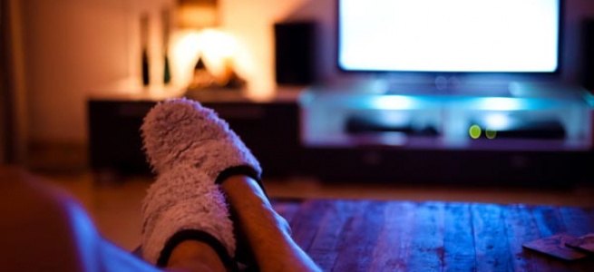 Чому не можна спати під увімкнений телевізор: думка дослідників