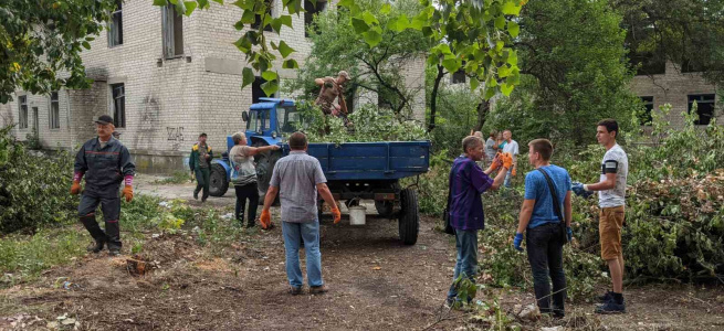 Державні підприємства та жителі Рубіжного, що на Луганщині, вийшли на прибирання міста