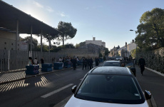 Confiné par le blocus : quand le lycée bascule à distance au rythme des mortiers d'artifice
