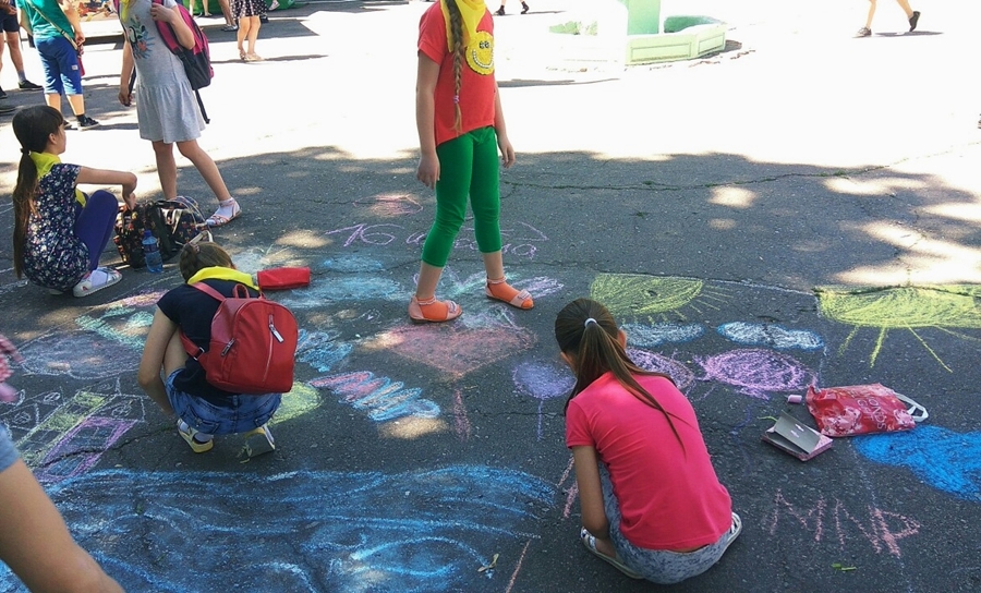 діти малюють мир