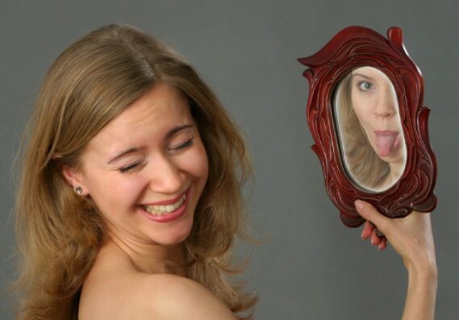 женщина в зеркале