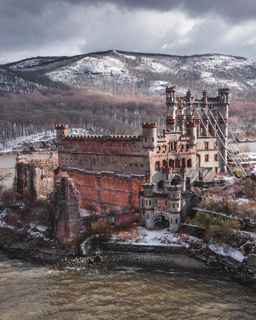 Покинутые места. Замок Баннермана. Замок Баннермана реконструкция. Дворец Баннермана в Нью-Йорке. Замок Баннерман на Гудзоне заброшенный.